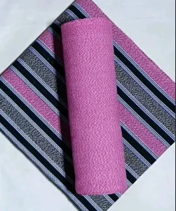 Pagnes tissés assortis motifs en bandes rose, noires, gris, blanc
