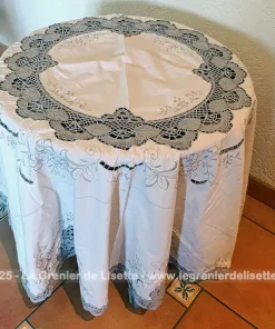 Belle nappe vintage ronde écrue décors dentelle crochet taupe
