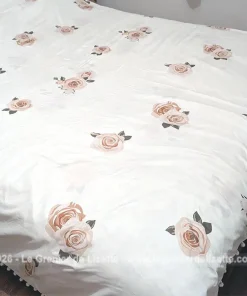 Coupon grande couette satinée shabby aux pompons
