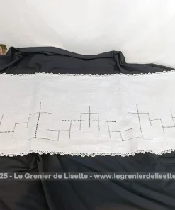 Ancien et original long napperon forme demie-lune