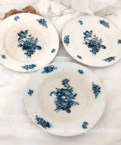 Trois petites assiettes Villeroy et Boch Mettlach fleurs bleues XIX